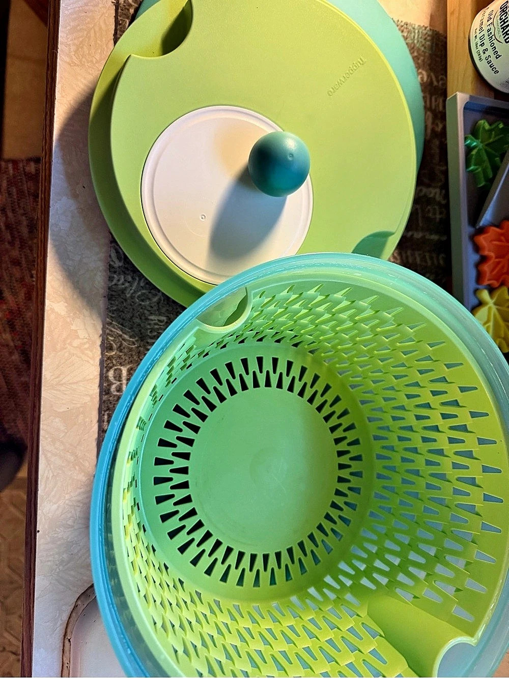 Tupperware Spin 'N Save Salad Spinner Green & Blue!